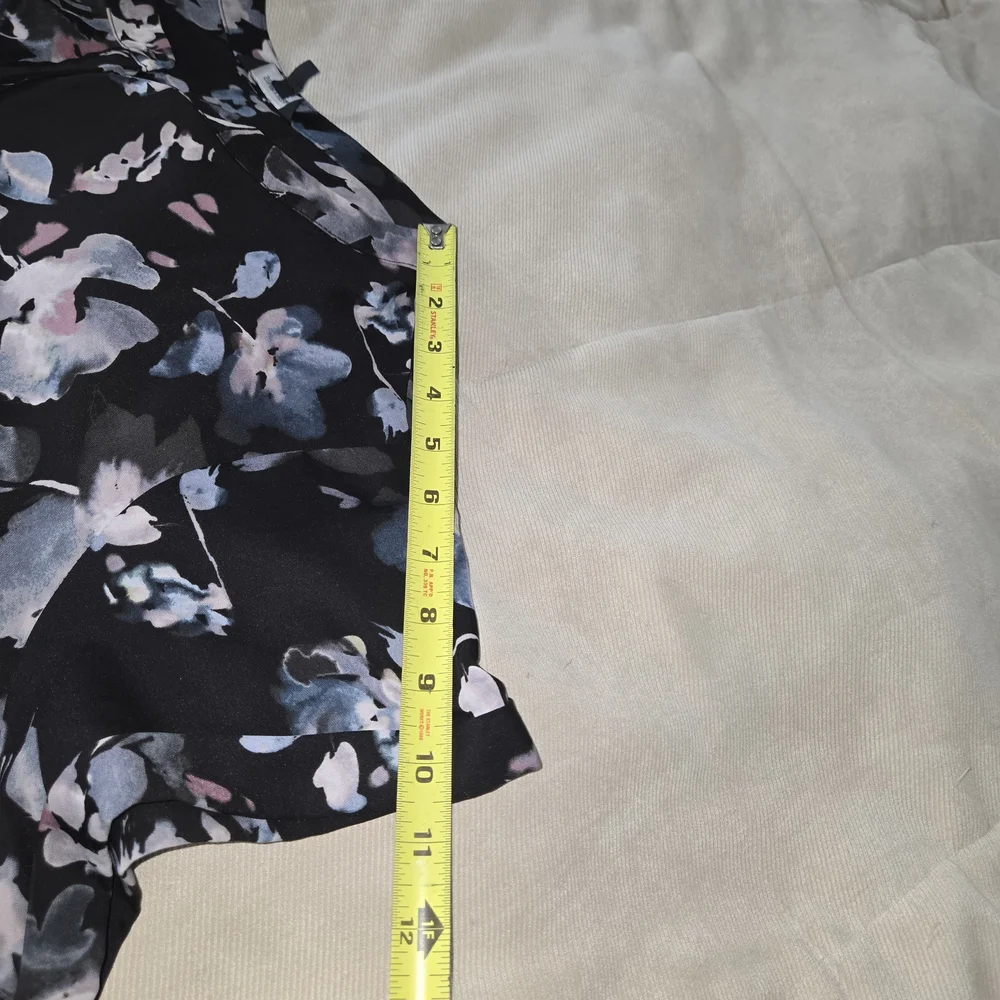 3 For $60. Simply Vera Vera Wang Black Floral Blouse - Picture 10 of 11